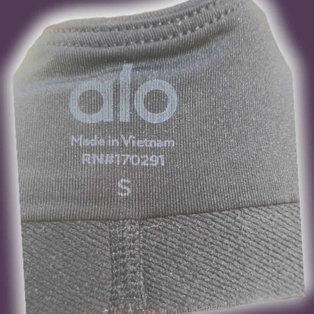 ALO Yoga Airbrush Heart Throb Sports Bra Blk/Wht Sz.Sml - Picture 4 of 5